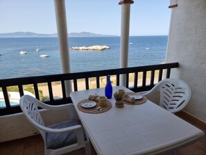 Outdoor dining - Cozy apartment with terrace and pool 50m from the beach (L'Escala)