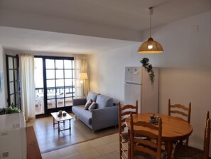 TV - Cozy apartment with terrace and pool 50m from the beach (L'Escala)
