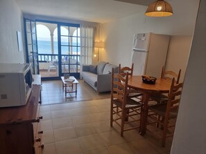 Interior - Cozy apartment with terrace and pool 50m from the beach (L'Escala)