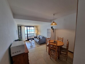 Interior - Cozy apartment with terrace and pool 50m from the beach (L'Escala)