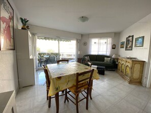 Interior - T2 with air conditioning at Cavalaire Port with private garage (Cavalaire-sur-Mer)