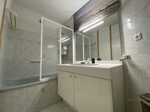 Bathroom - T2 with air conditioning at Cavalaire Port with private garage (Cavalaire-sur-Mer)