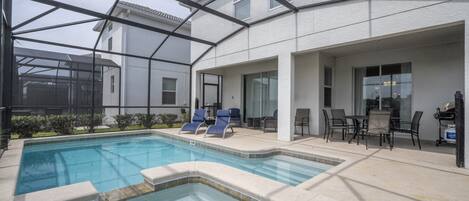 Een verwarmd zwembad