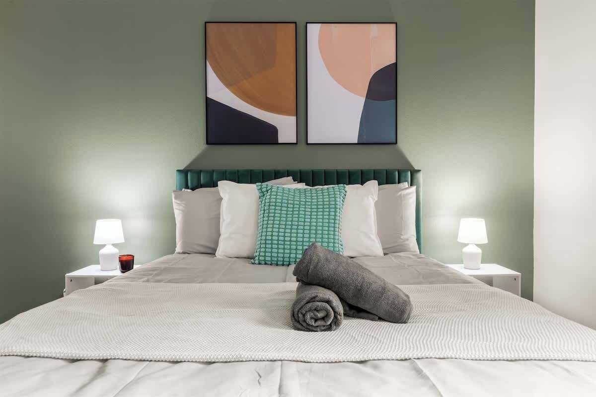 Iron/ironing board, WiFi, bed sheets