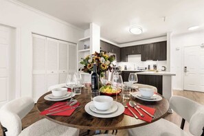 Dining - Desirable 2Bd-2Ba MarinaDelRey, 1.5mi to YachtClub (Marina del Rey)