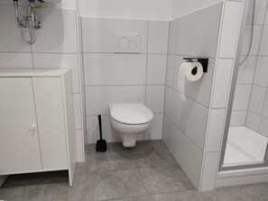 Dusche, Haartrockner, Handtücher, Seife