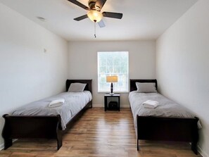 Iron/ironing board, WiFi, bed sheets - Last Minute Disney Getaway! Luxury Condo with Private Balcony. Book Now! #114247 (Orlando)