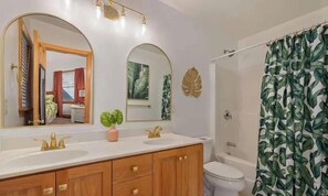 Hair dryer, towels, soap, shampoo - 4Bedroom Family-Friendly ; 2 King Suites ; Walk to Beach & Pets welcome! (Kill Devil Hills)