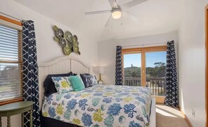 4 bedrooms, iron/ironing board, travel cot, free WiFi - 4Bedroom Family-Friendly ; 2 King Suites ; Walk to Beach & Pets welcome! (Kill Devil Hills)
