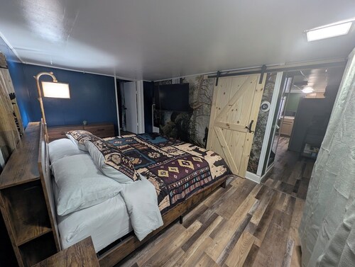 Wooden Oasis minutes from Burdette & USI