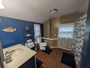 Toalhas de banho, sabonete, papel higiênico 