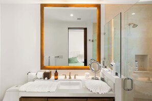Shower, hair dryer, towels, shampoo - Cabo penthouse located in Palmilla Dunes (San José del Cabo)