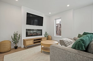 Deluxe Townhome, Patio, Mountain View | Ruang tamu