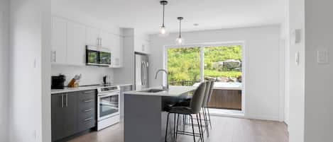 Deluxe-Stadtwohnung, Terrasse, Bergblick | Eigene Küche | Großer Kühlschrank, Mikrowelle, Ofen, Herdplatte