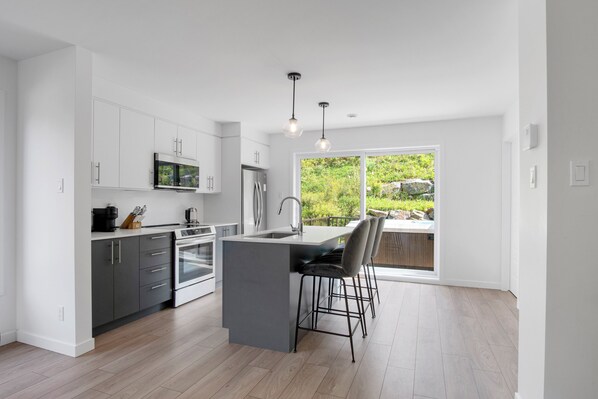 Deluxe Townhome, Patio, Mountain View | Private kitchen | Full-size fridge, microwave, oven, stovetop - Le Relais Mont-Blanc (Les Laurentides)