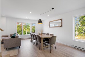 Deluxe Townhome, Patio, Mountain View | Makan dalam bilik