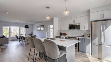 Townhouse – deluxe, terrasse, fjellutsikt | Eget kjøkken | Kjøleskap, mikrobølgeovn, ovn og kokeplater