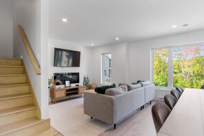 Deluxe Townhome, Patio, Mountain View | Living area