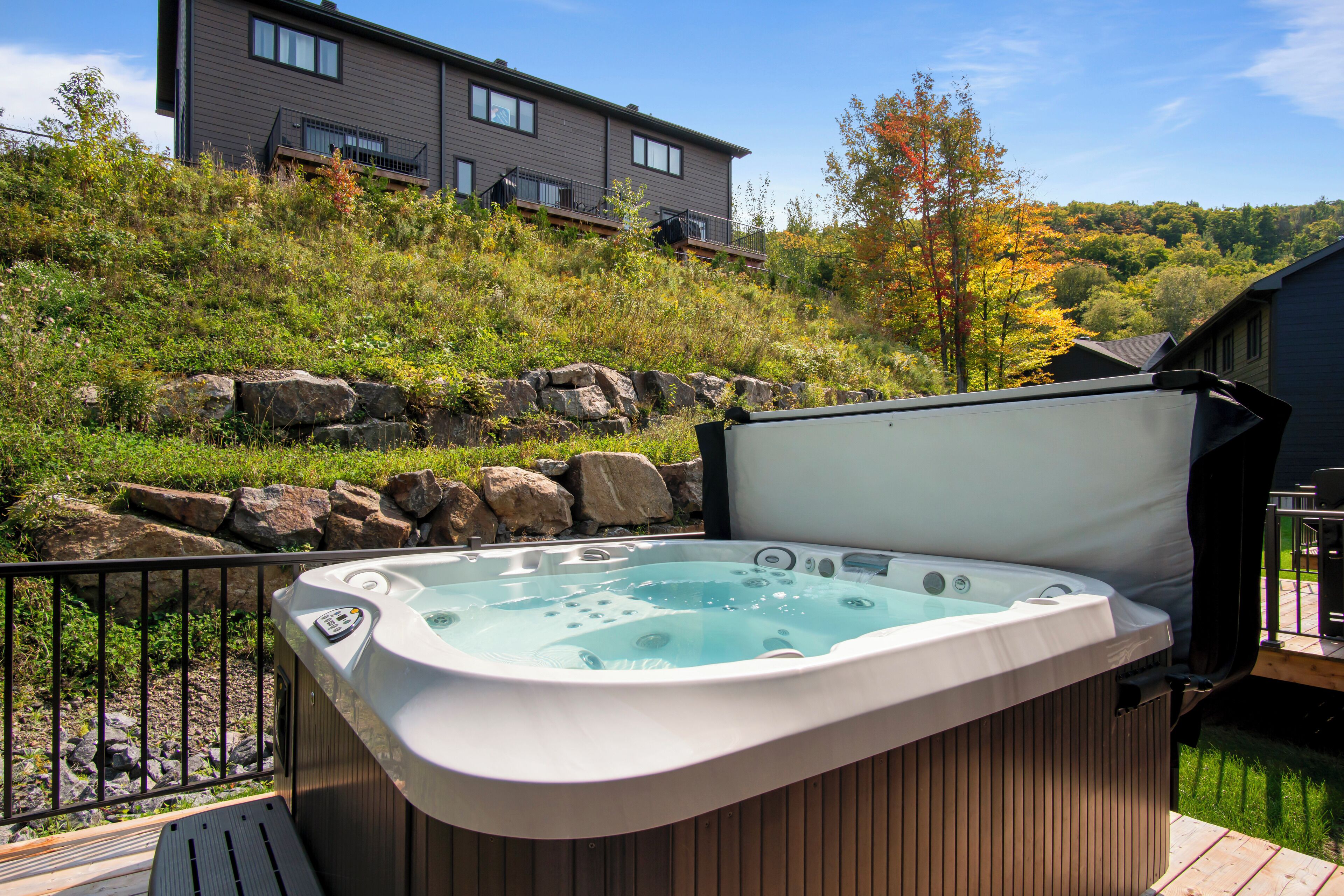 Deluxe Townhome, Patio, Mountain View | Tab spa persendirian