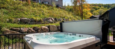 Deluxe Townhome, Patio, Mountain View | Tab spa persendirian