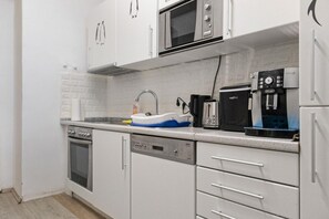 冷蔵庫、電子レンジ、オーブン、コンロ