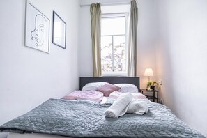 1 bedroom, desk, iron/ironing board, WiFi - Cozy shared Room | Near Millennium Tower (Vienna)