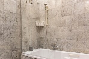 Shower, free toiletries, hair dryer, towels - Cozy shared Room | Near Millennium Tower (Vienna)