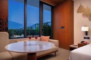 Premium-Zimmer, 1 King-Bett, Balkon | Bettwäsche aus ägyptischer Baumwolle, hochwertige Bettwaren