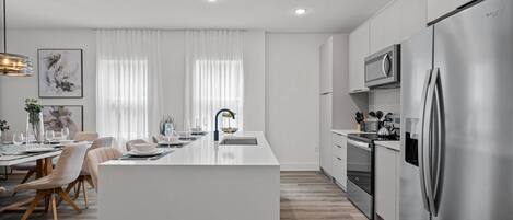 Réfrigérateur, micro-ondes, four, plaque de cuisson