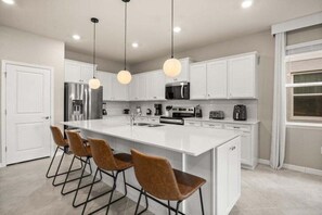 Fridge, microwave, oven, stovetop - Last Minute Disney Getaway! Private Pool, Game Room & Themed Bedrooms. Book Now! #138731 (Orlando)