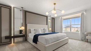 Ein modernes Schlafzimmer mit einem großen Bett, einem Nachttisch, einem Spiegel und einem Fenster mit Vorhängen.