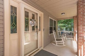 Exterior detail - Duck Cove Retreat | Screened Deck + Grill (Ocean Pines)