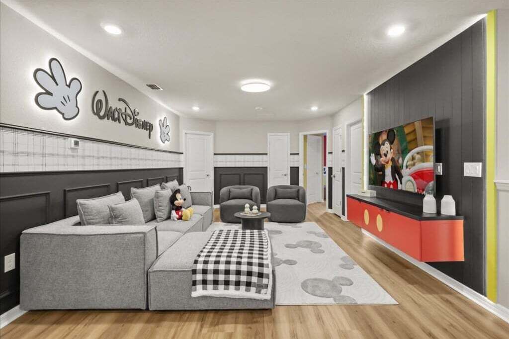 Uma sala de estar moderna com um sofá modular cinza, uma mesinha de centro e um cobertor xadrez.