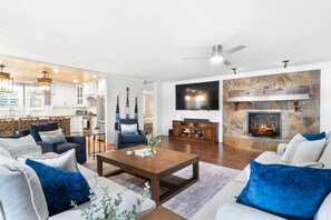 Una televisión, una chimenea