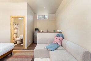 TV - Couples Retreat: Hot Tub • Game Room • Panoramic Canyon Views (Sedona)