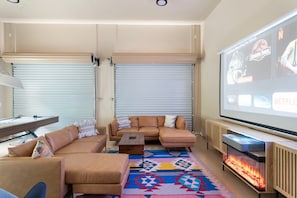 TV - Couples Retreat: Hot Tub • Game Room • Panoramic Canyon Views (Sedona)