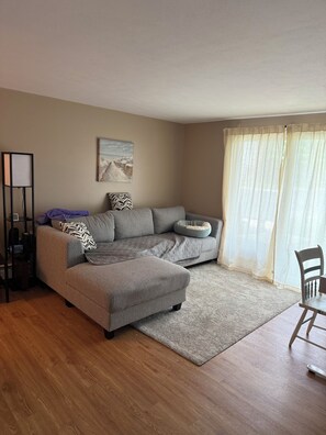 TV - Cozy 1-bedroom condo in welcoming Petoskey (Petoskey)