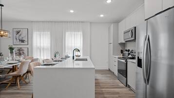 Geladeira, micro-ondas, fogão, cooktop