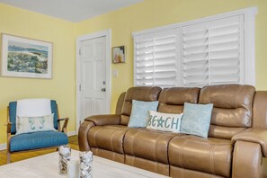 TV - Colorful NSB Beach Retreat • Stunning Deck Oasis (New Smyrna Beach)