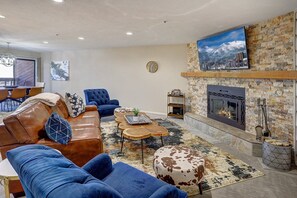Smart TV, fireplace - Breckenridge 128 - Two Bedroom Apartment, Sleeps 8 (Breckenridge)