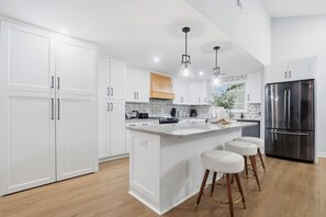 Réfrigérateur, four à micro-ondes, un four, surface de cuisson
