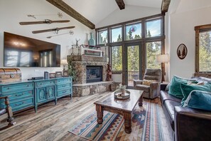 Smart TV, fireplace - Breckenridge 137 - Four Bedroom Villa, Sleeps 10 (Breckenridge)