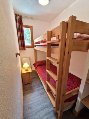 Unclassified image, 4 of 23, button - 100m from ski slopes, 1st floor, view mountain, balcony, ski locker, 38m², Valfréjus (Valfréjus)