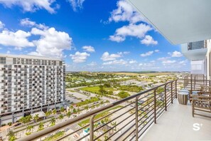 Comfort Apartment, 2 Bedrooms, Balcony, City View | Property grounds - DTW Doral 2 BD Condo and Skyline Views (Doral)