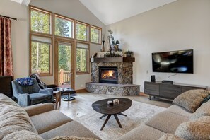 Smart TV, fireplace