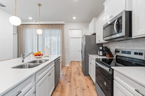 冰箱、微波炉、烤箱、炉灶