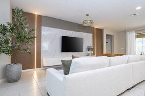 Smart TV - Last Minute Disney! Private Pool, Hot Tub, Game Room & Themed Bedrooms. Book Now! #126581 (Orlando)