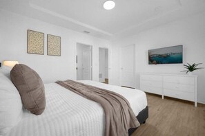 Een strijkplank/strijkijzer, wifi, beddengoed