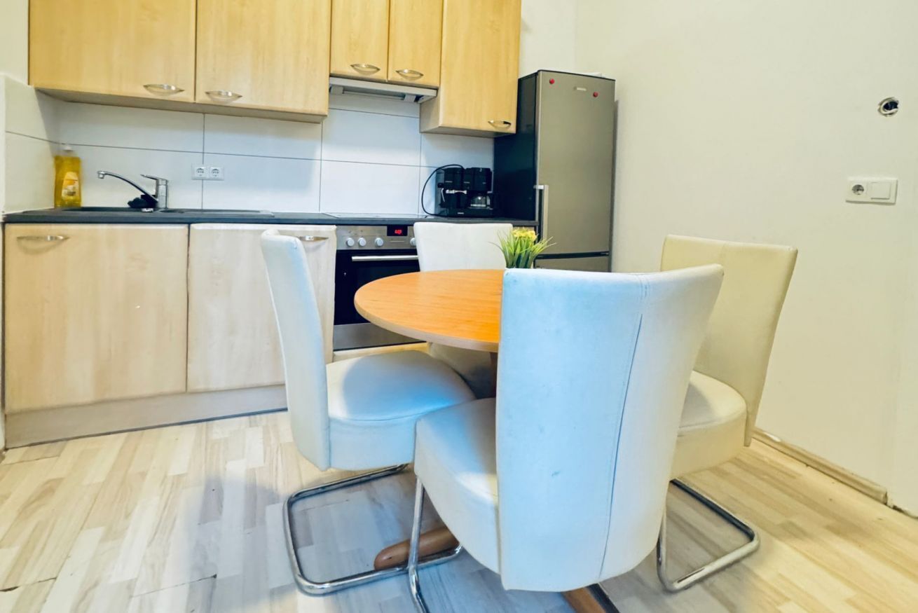 Fridge, oven, stovetop, coffee/tea maker