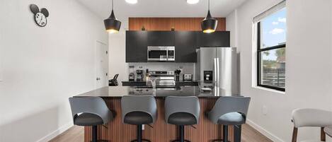 Réfrigérateur, four à micro-ondes, un four, surface de cuisson